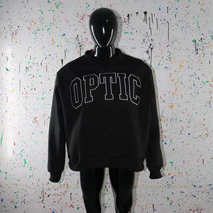 Sudadera OPTIC BLACK con cuello alto, 100% NEGRO, con apliques bordados, cuello ancho, hilos finos. - Product Image 1