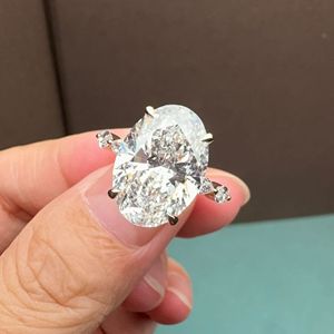 Anillo de Compromiso Iced Jewelz Moissanite, Corte Ovalado de 6.55 Quilates, Oro Amarillo de 10k, Engaste de Garras, Joyería Fina al por Mayor - Product Image 3