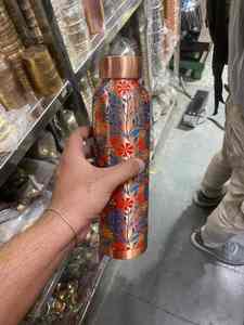 Bouteille d'eau de luxe en cuivre pur avec impression florale japonaise UV |   Bouteille réutilisable anti-fuite |   Vaisselle en cuivre de qualité supérieure à motifs floraux - Product Image 3
