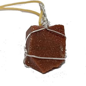 จี้ห้อยคอคริสตัลธรรมชาติ Natura GoldStone แบบลวดพัน  รูปทรงคริสตัลแบบหยาบสลักลาย  จี้แฟชั่นทันสมัยจากกูร์การัต - Product Image 2