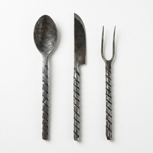 Ensemble de couverts médiévaux en métal, collection de fourchettes, cuillères et couteaux pour une utilisation quotidienne en cuisine, des dîners spéciaux et des événements en plein air - Product Image 2