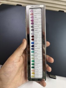 ราคาขายส่ง กล่องตัวอย่าง 22 สี แซฟไฟร์โคลอมเบียแบบไฮโดรเทอร์มอลเพาะเลี้ยงในห้องปฏิบัติการ แซฟไฟร์สีเขียวมรกตทรงรีขนาด 5x7 มม. แบบขายส่ง - Product Image 1