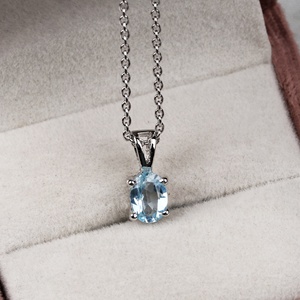 Pendentif solitaire en argent sterling 925 massif avec topaze bleue naturelle ovale sertie à griffes, collection Memoria Jewels, vente en gros - Product Image 4