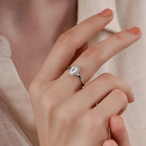 Anillo de Compromiso de Diamante Cultivado en Laboratorio con Corte Esmeralda para Mujer, Certificado IGI, Anillo de Boda de Oro Sólido con Piedra Central, Joyería Fina Elegante - Product Image 2