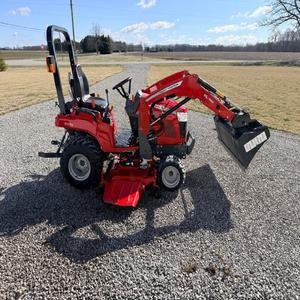 Tracteur agricole compact Massey Ferguson GC 1723E 24,5 CV 4x4 à transmission par engrenages avec chargeur et surveillance à distance – Vente en gros - Product Image 2