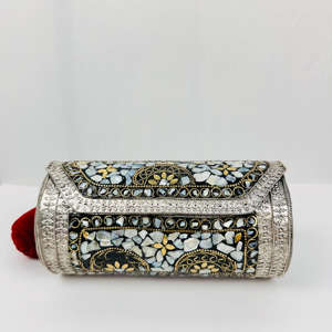 Bolso de Noche Tipo Clutch con Mosaico Metálico Pulido Chapado en Oro, Estilo Artesanal Indio Moderno, con Incrustaciones Coloridas y Correa Cruzada - Product Image 1