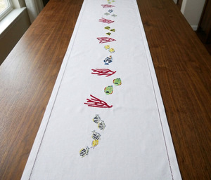 Nouveaux Chemins de Table Blancs 100% Coton Personnalisés Brodés Poissons & Coraux, avec Ourlet Brodé, Lavables et Durables pour Événements Domestiques - Product Image 1