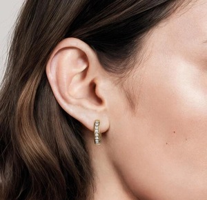 ต่างหูแบบห่วงประดับเพชรเพาะเลี้ยง Luxe Lab ในทองคำ 18K สีเหลือง - Product Image 4