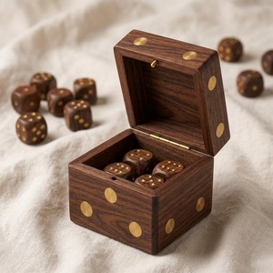 Ensemble de dés en bois personnalisés et gravés, très demandés, multifonctionnels pour jeux de société, disponibles - Product Image 1