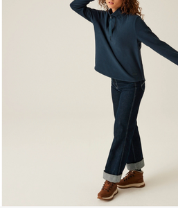 Sudadera de cuello alto de forro polar personalizada de alta calidad, estilo pulóver con hombros caídos, cómoda y holgada para mujer, con cuello simulado y bolsillos. - Product Image 2