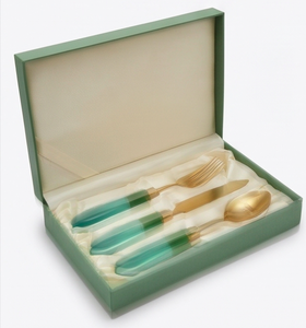 Ensemble de couverts modernes plaqués or avec manches en résine verte, cuillère, fourchette, couteau, passe au lave-vaisselle, vaisselle de cuisine, vaisselle de table - Product Image 6