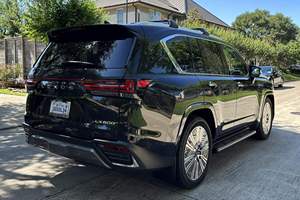 L.X 600 Luxury 2023, 25 Millas, TwinTurbo V.6, 4WD - Product Image 2