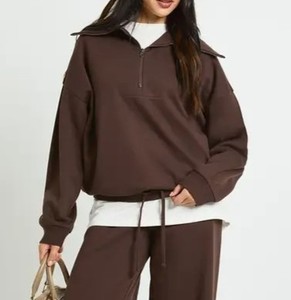 Conjunto Deportivo Ajustado para Mujer, Top de Cuello Redondo y Pantalones de Pierna Recta, Fabricante de Ropa OEM ODM, Chándal con Puños Acanalados - Product Image 5