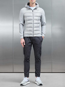 Veste matelassée en duvet de haute qualité avec logo personnalisé OEM, veste épaisse à capuche tendance pour homme, veste bomber d'hiver personnalisée, veste matelassée brillante pour homme - Product Image 4