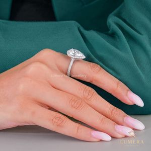 Anillo Elegante con Diamante Cultivado en Laboratorio en Forma de Pera, Certificado IGI, Engastado con Micropavé Continuo y Halo, Estilo Vintage - Product Image 5