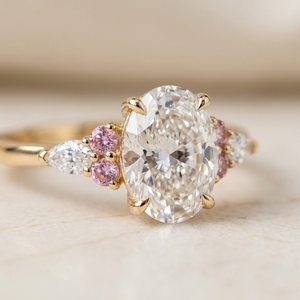 Anillo de promesa con diamante natural de corte ovalado y un único diamante rosa con diamantes laterales de corte marquesa en oro amarillo. - Product Image 4
