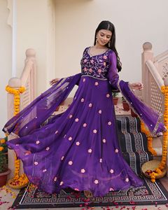 Traje Anarkali morado tradicional para mujer, de manga 3/4, en crepé de seda Rangoli, semicosturado, para bodas y fiestas. - Product Image 2