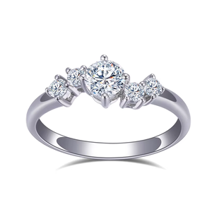 Anillo de Compromiso de Oro Blanco con Diamante Redondo de Corte Brillante y Diamantes Laterales, Joyería Clásica para Mujer - Product Image 1