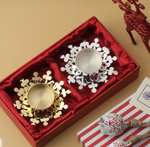 Panier de Noël avec un ensemble de 2 porte-bougies en forme de flocon de neige - Product Image 1