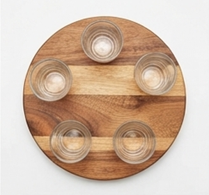 Plateau circulaire à double niveau en bois avec porte-verres, support de rangement minimaliste fait main pour bar et vaisselle de salon - Product Image 4