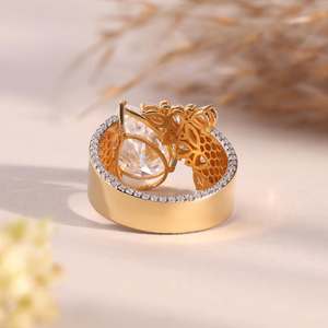 Bague de fiançailles et de mariage tendance pour femme, plaquée or 18 carats, avec moissanite taille poire et motif floral en grappe, sertie à griffes - Product Image 5