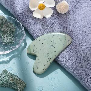 Gua Sha rond en résine fait main, thème Amour, décoration intérieure, taille personnalisable - Product Image 2