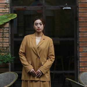 Elegante chaqueta de ramio 100% para mujer, de doble botonadura diseño clásico, relleno de algodón, cierre de botones, detalle de corbata, transpirable, crudo - Product Image 2