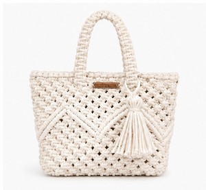 Bolso de hombro de algodón macramé y ganchillo hecho a mano para mujer, ideal para compras en boutiques, regalos y uso personal. Venta al por mayor. - Product Image 1