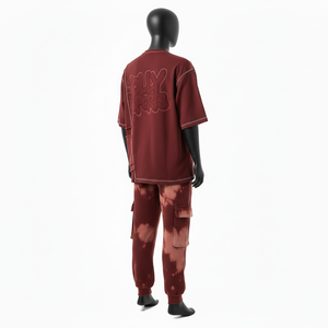Ensemble jogging cargo pour homme en coton éponge 240 GSM, couleur bordeaux, avec empiècements patchwork, t-shirt et pantalon brodés avec logo. - Product Image 5