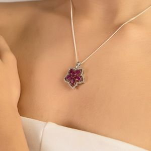 Hermoso Colgante de Plata de Ley 925 con Gema de Rubí Natural en Forma de Flor Ovalada y Redonda con Detalles de Diamantes - Product Image 4