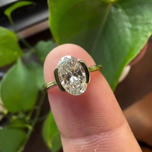Anillo de Diamante Cultivado en Laboratorio con Corte Ovalado de Diseño de Lujo, Engastado en Media Bisel, con Oro Amarillo de 14K, con Certificado IGI y Claridad VVS - Product Image 5