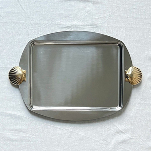 Plateau de service en métal poli avec poignées en forme de coquille, finition solide, usage résidentiel, assiette décorative pour la décoration de table à la maison - Product Image 1