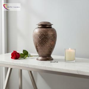 Urne funéraire artisanale en laiton avec gravure florale élégante pour cendres humaines – Décoration commémorative intemporelle pour la maison ou la cérémonie funéraire - Product Image 1