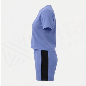 Ensemble sportif 2 pièces pour femmes, t-shirt à manches courtes et short au-dessus du genou, couleur unie, respirant, en polyester tricoté, bleu - Product Image 1