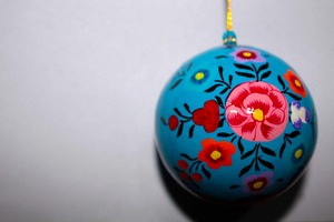 Ornement de Noël en papier mâché écologique peint à la main, boule suspendue florale, décoration d'arbre, décorations pour la maison, cadeau de fête - Product Image 4