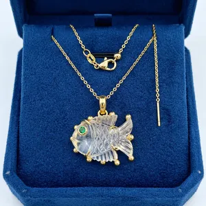 จี้ปลาแกะสลักจากคริสตัลควอตซ์ใส ประดับด้วยมรกต CZ พร้อมสร้อยทอง 18k ชุบทองเหลือง ดีไซน์เนอร์ ขายส่ง ของขวัญ - Product Image 3