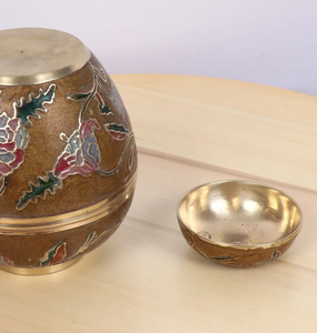 Urne funéraire en laiton de qualité supérieure, décorative, à motif floral en cloisonné, avec couvercle à vis sécurisé, vente en gros, directement du fabricant. - Product Image 4