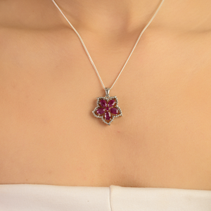 Hermoso Colgante de Plata de Ley 925 con Gema de Rubí Natural en Forma de Flor Ovalada y Redonda con Detalles de Diamantes - Product Image 2