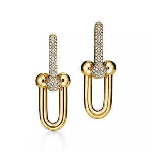 Pendientes colgantes con forma de U esculpida y diamantes redondos cultivados en laboratorio - Product Image 2