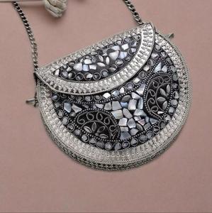 Bolso de mano de metal pulido con incrustaciones de cristal, forma personalizada, de alta gama, para eventos, concursos y ocasiones sofisticadas. - Product Image 4