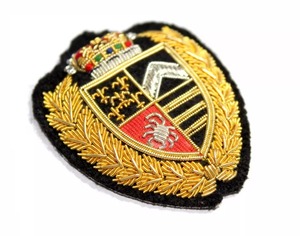 Parche de escudo bordado personalizado, insignia para coser, tela con hilo dorado, patrón irregular, aplicación decorativa para prendas - Product Image 4