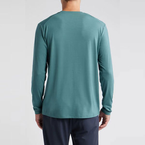 Chemise Henley décontractée avec détail boutonné sur le devant et tissu léger pour un port facile, chemise Henley élégante - Product Image 3