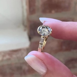 Elegante Anillo de Boda Personalizado con Diamante Cultivado en Laboratorio de 2.00CT, Bisel Central y Baguettes Laterales, Oro Amarillo de 14K, Certificado IGI, Estilo Minimalista - Product Image 5