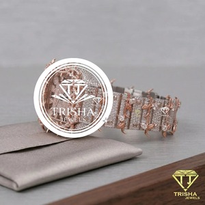 Montre-bracelet de luxe pour femme très demandée, en acier inoxydable or rose, étanche, à quartz, disponible à la vente - Product Image 2