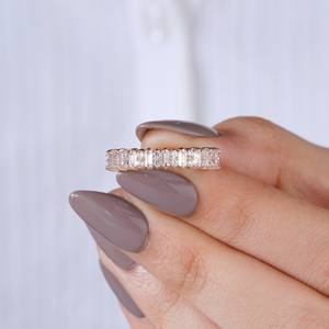 Bague de luxe en diamants taille baguette, parfaite pour un mariage, une demande en mariage ou un anniversaire. Élégante bague éternité en or rose et diamants pour femme. - Product Image 3