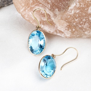 Pendientes de Oro Amarillo Sólido de 18K con Topacio Azul Natural Ovalado y Engaste de Bisel, Estilo Francés, de Memoria Jewels, Venta al por Mayor - Product Image 5