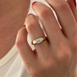 Bague solitaire demi-sertie bicolore en or jaune 18 carats avec diamant de laboratoire taille émeraude au design tendance, certifiée IGI, pour fiançailles et mariage - Product Image 5
