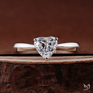 Anillo solitario de diamante cultivado en laboratorio de 1 quilate con engaste de tallo pellizcado en oro blanco de 10K, anillo de compromiso romántico. - Product Image 1