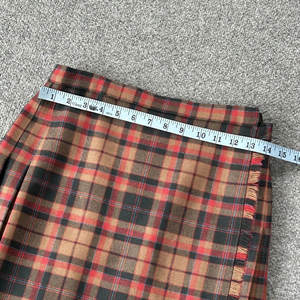 กระโปรงสไตล์สก็อตสำหรับผู้หญิง สีน้ำตาล ผ้าขนสัตว์ จีบระบาย ความยาวปานกลาง แบบคิลท์ ปิดด้วยหัวเข็มขัด ลายทาร์ทันแบบวินเทจ - Product Image 4