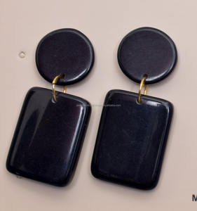 Lujosos pendientes hechos a mano de resina para mujer, colores personalizados, accesorios de moda altamente pulidos DE LA India - Product Image 3